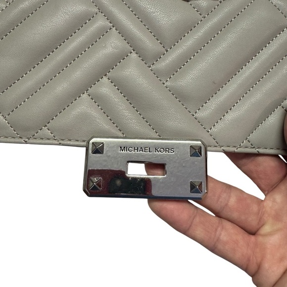 Michael Kors Peyton Medium Shoulder Flap Pearl Grey - Picture 5 of 10